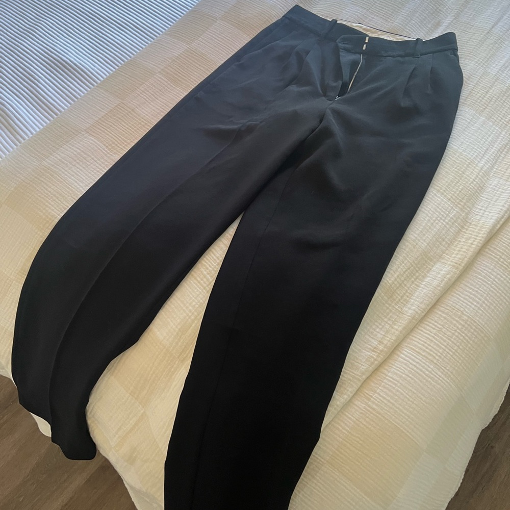 Aritzia effortless pants in size 8 black. Barely worn!
